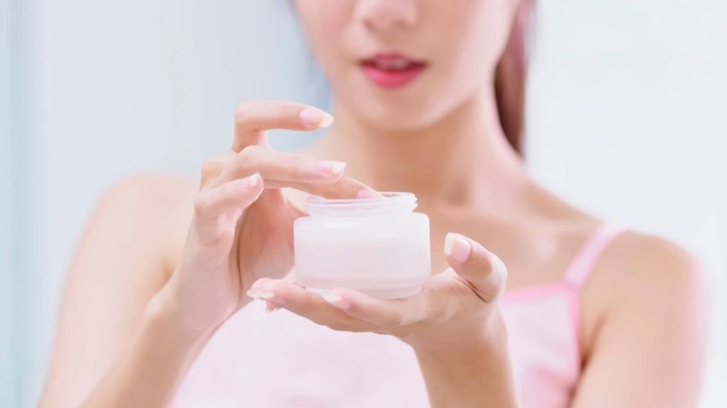 woman apply hydrating face moisturizers as routine